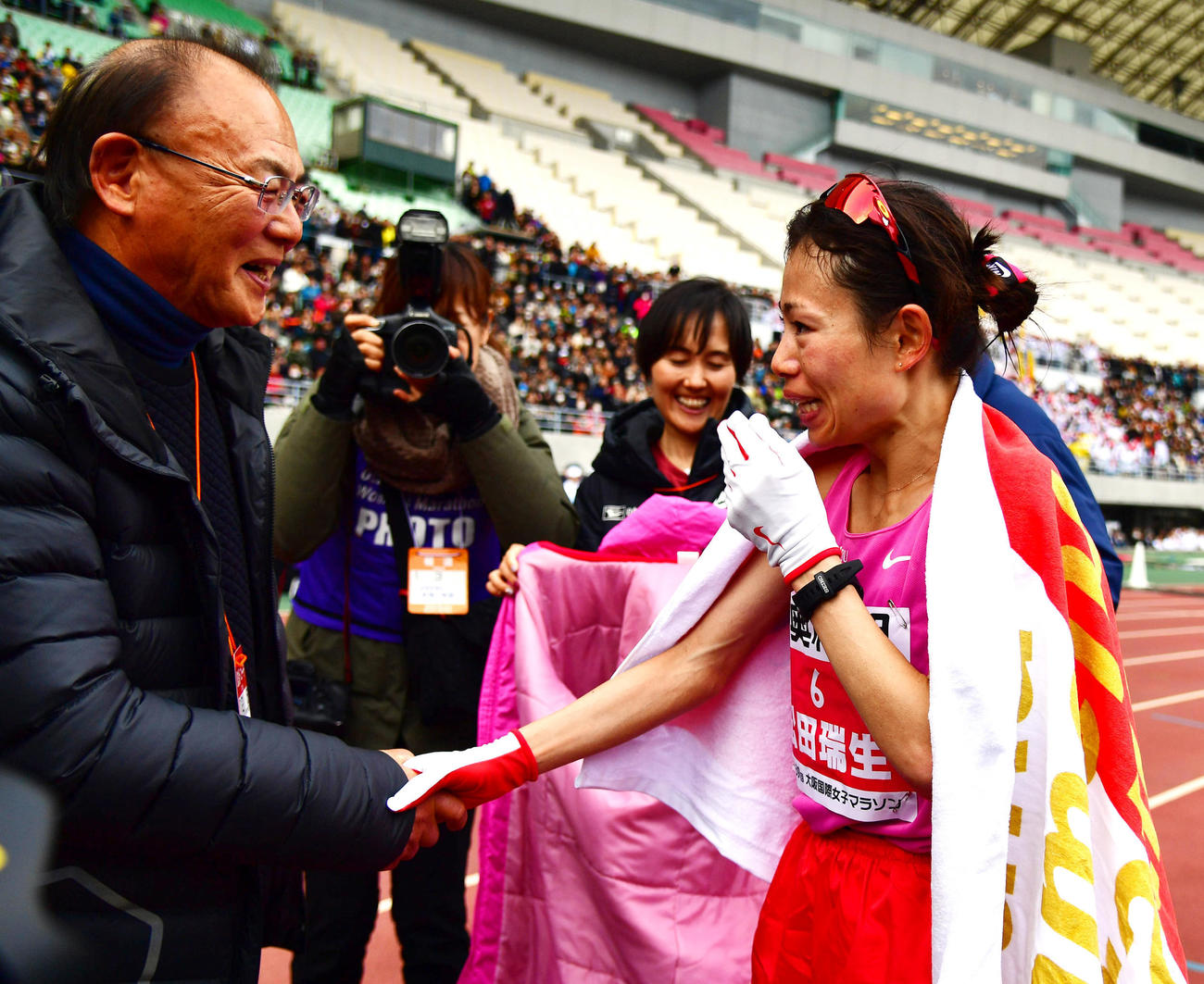 2時間21分47秒で優勝し三村仁司氏（左）と握手を交わす松田瑞生（撮影・清水貴仁）