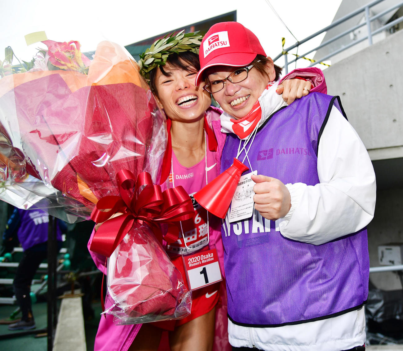 大阪国際女子マラソン　2時間21分47秒で優勝し母明美さん（右）と喜びを分かち合う松田瑞生（撮影・清水貴仁）