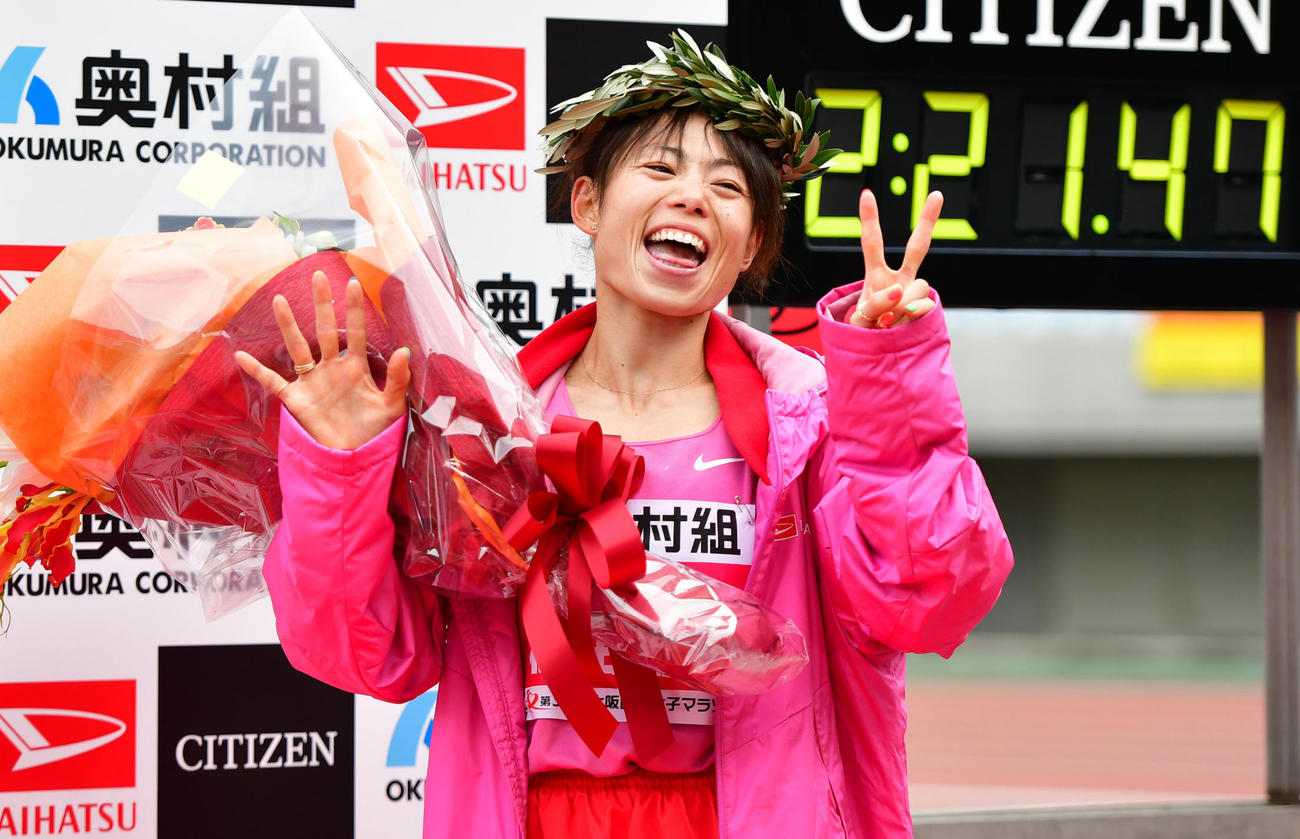 2時間21分47秒でゴールし優勝し、笑顔でVサインする松田瑞生（撮影・清水貴仁）