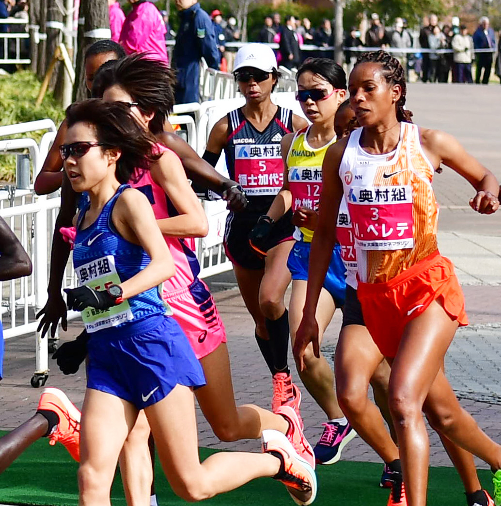 大阪国際女子マラソン　スタートし長居を飛び出していく福士加代子（中央）ら選手たち（撮影・清水貴仁）