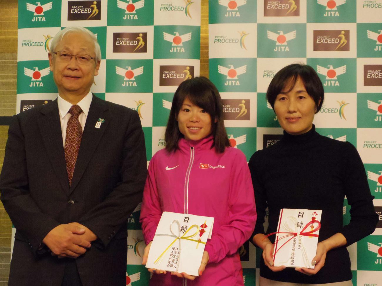 日本実業団連合から奨励金1000万円の目録を受け取った松田（中央）。山中監督（右）には500万円の目録（撮影・奥岡幹浩）