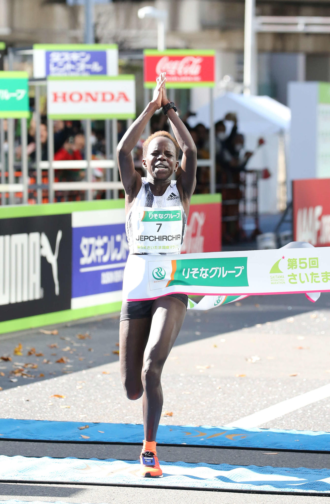 19年12月、さいたま国際マラソン　優勝のゴールテープを切るジェプチルチル