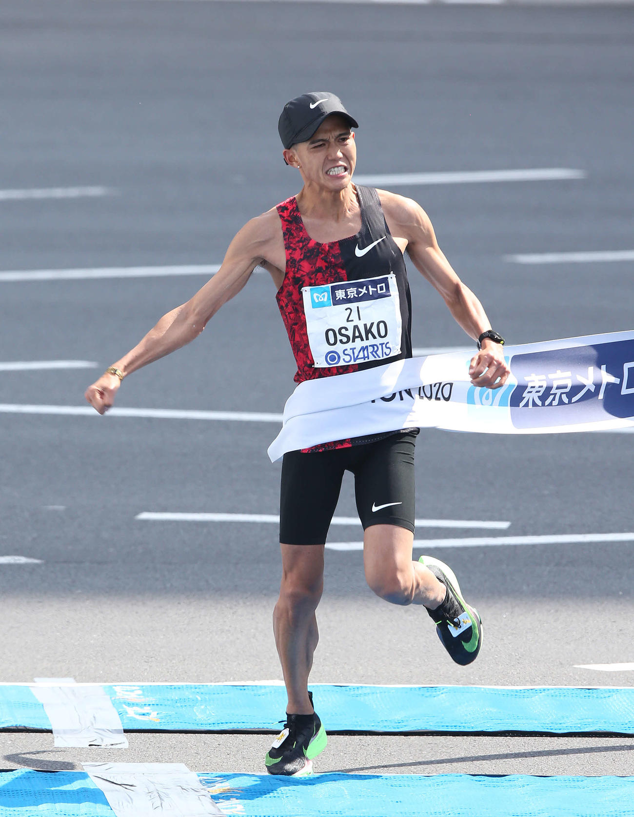 日本記録を更新し4位でゴールする大迫（撮影・河野匠）