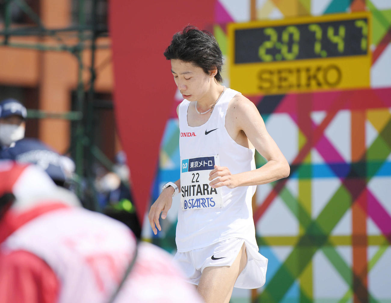 16位でゴールし、肩を落とす設楽（撮影・加藤諒）
