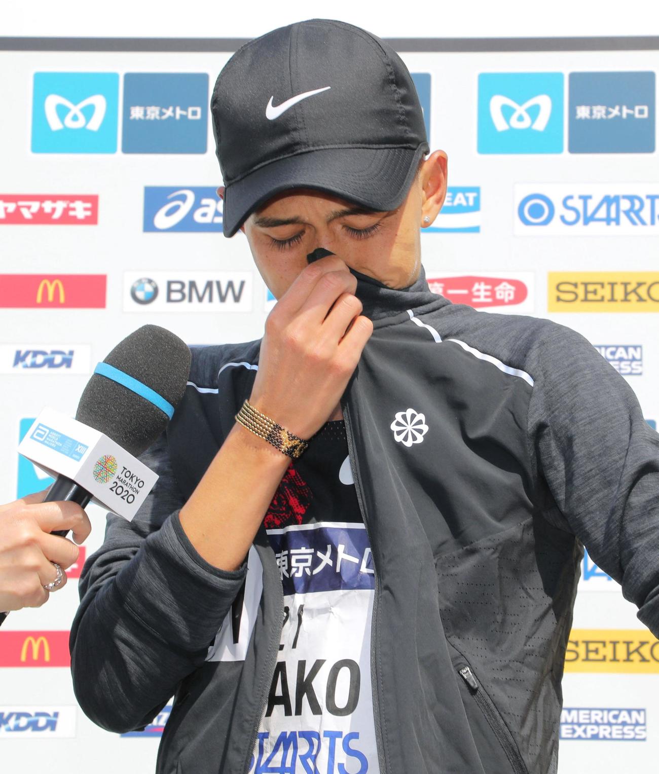 2時間5分29秒の日本新記録をマークして4位に入り、インタビュー中に感極まる大迫（共同）