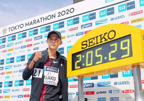 2時間5分29秒の日本新記録をマークして4位に入った大迫傑（共同）