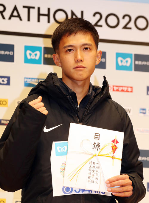表彰式で目録を手に記念撮影する大迫（撮影・狩俣裕三）
