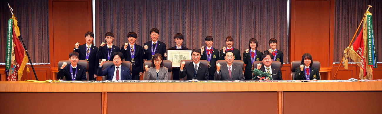 昨年末の全国高校駅伝でアベック優勝を果たし、宮城県特別表彰を受けた仙台育英陸上競技部の選手たち（撮影・鎌田直秀）
