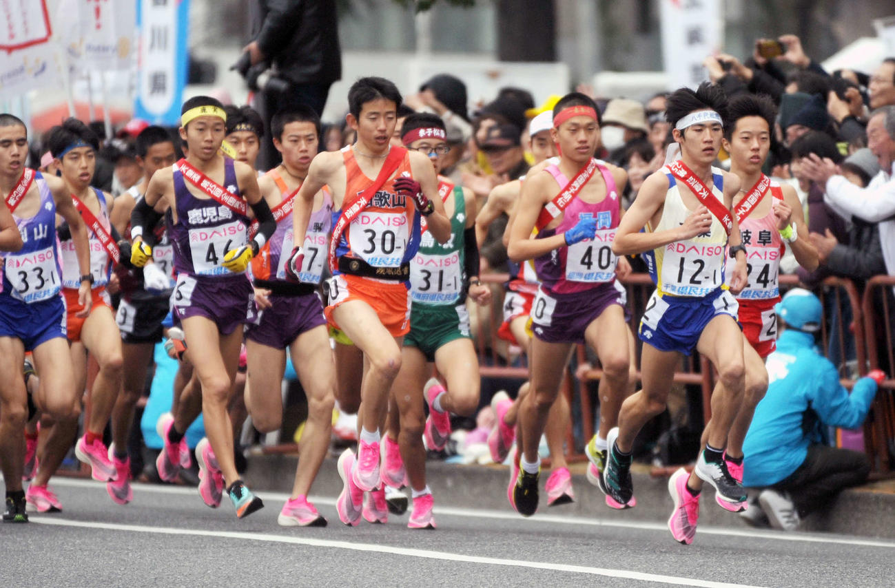 全国都道府県対抗男子駅伝1区では多くの選手たちがナイキの厚底シューズを着用していた（20年1月19日）