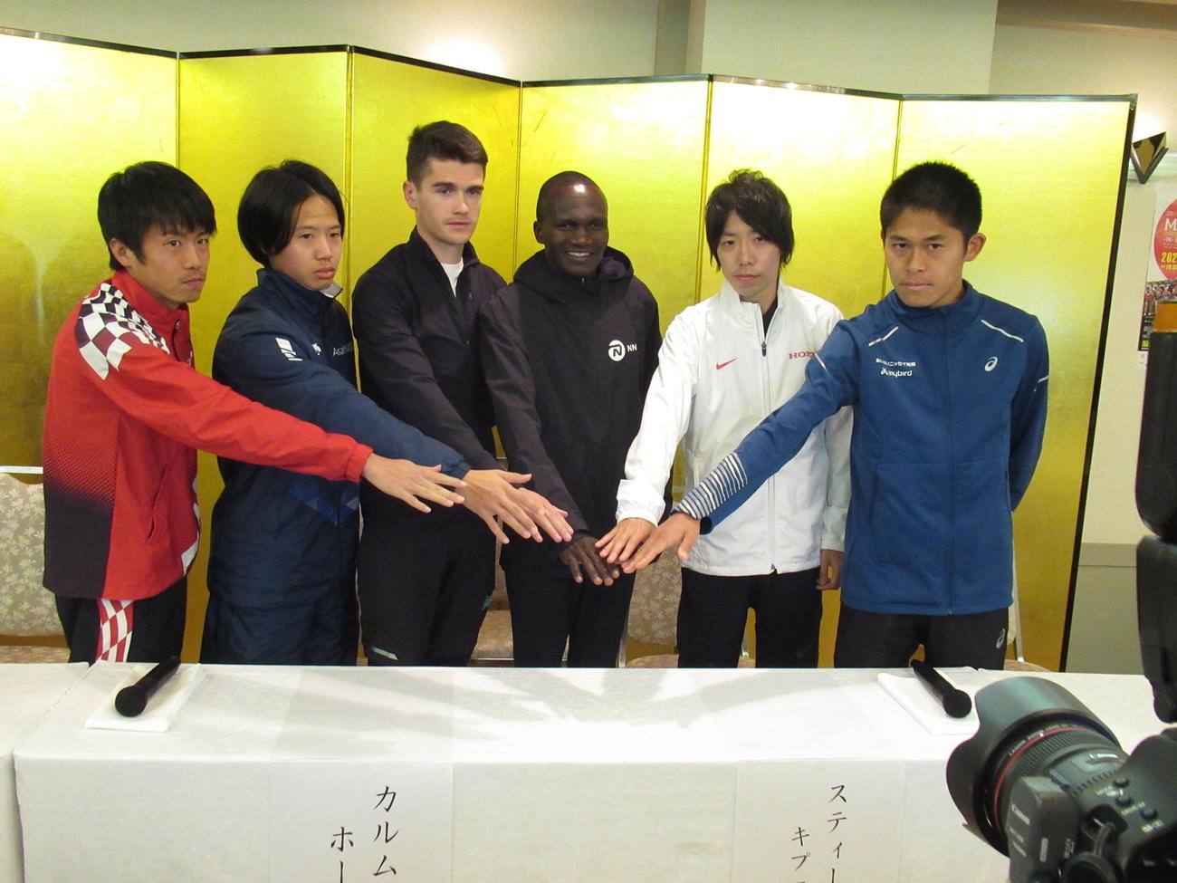 丸亀国際ハーフマラソンの有力選手会見に出席した設楽悠（右から2人目）。右端は川内（撮影・益田一弘）