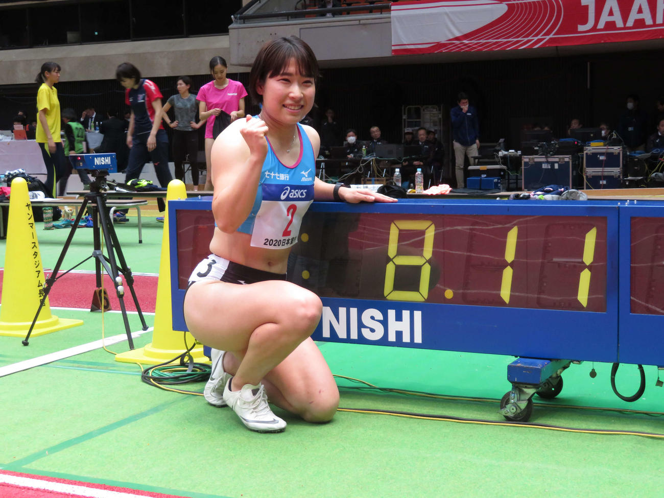 女子60メートル障害で8秒11の日本新記録を樹立し、笑顔の青木（撮影・上田悠太）