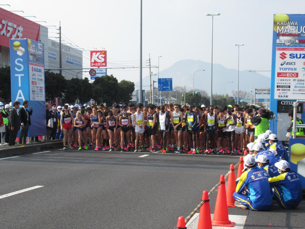 丸亀国際ハーフマラソンの号砲を待つ選手たち（撮影・益田一弘）