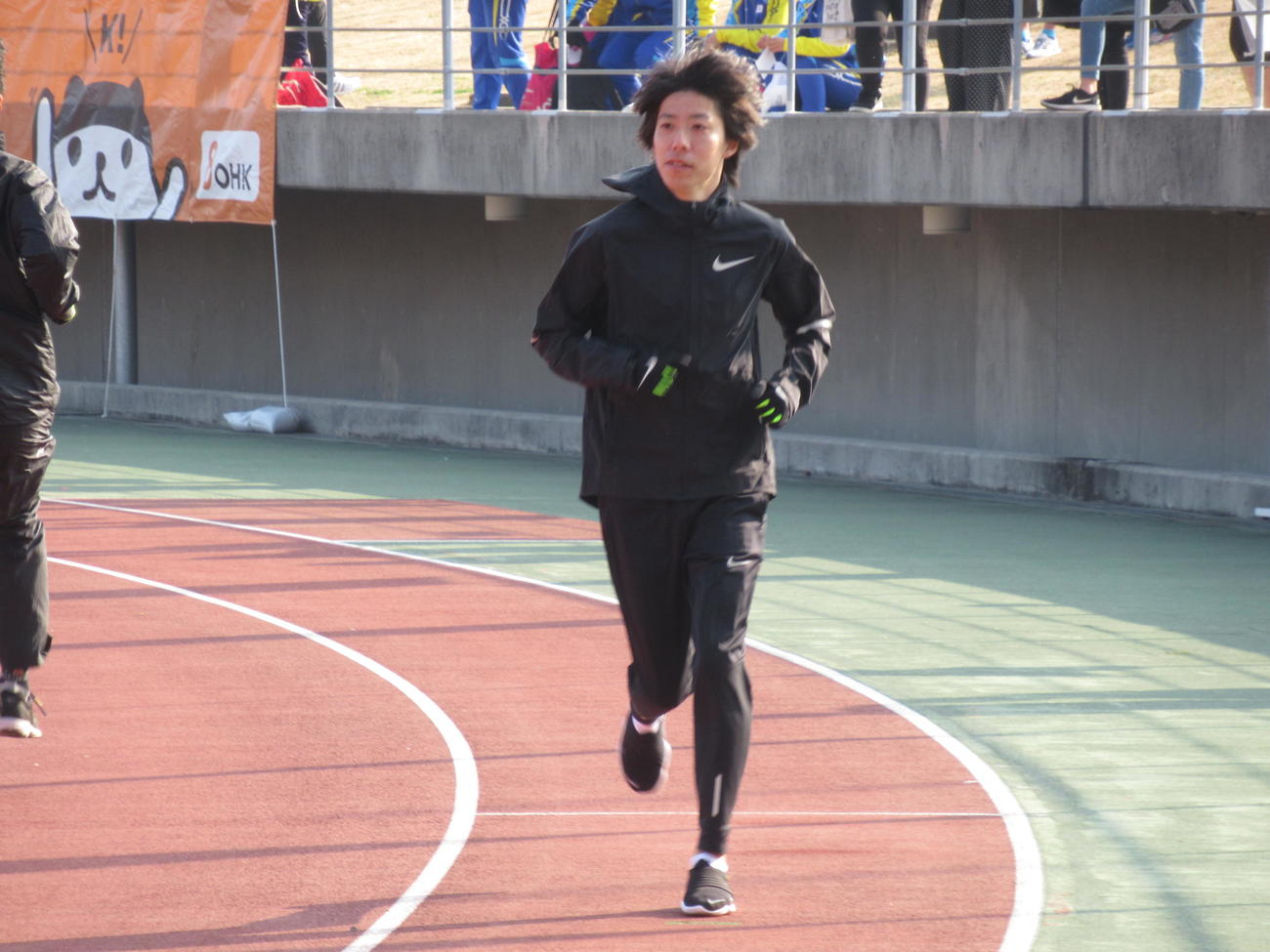 丸亀国際ハーフマラソンを前にアップする設楽悠太（撮影・益田一弘）