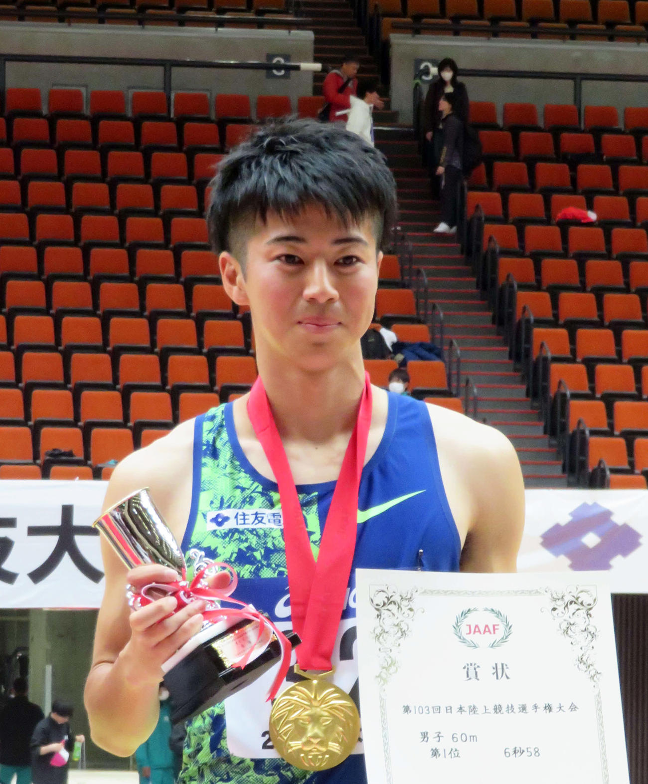 男子60メートルを優勝し、表彰台で笑顔の多田（撮影・上田悠太）