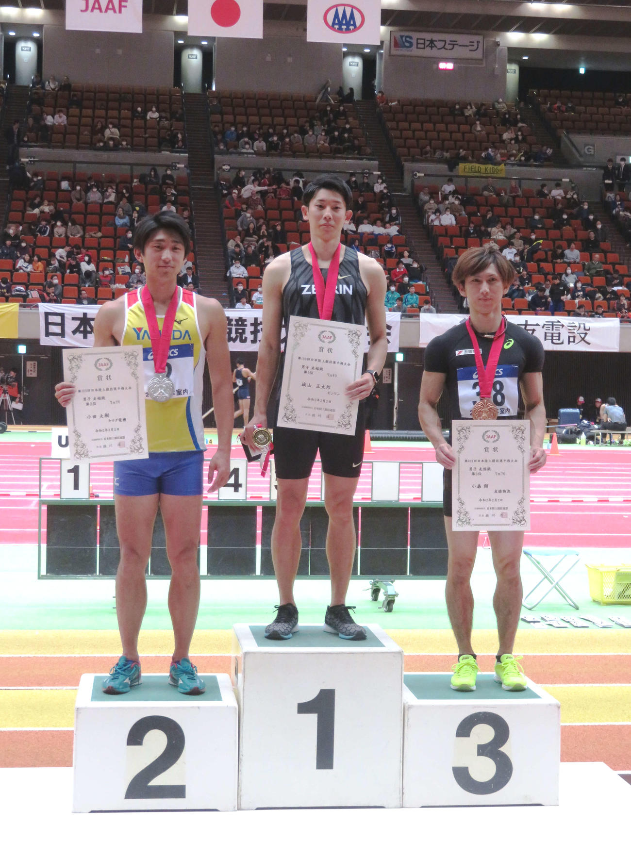 男子走り幅跳びを制し、表彰台の真ん中に乗る城山（中央）（撮影・上田悠太）
