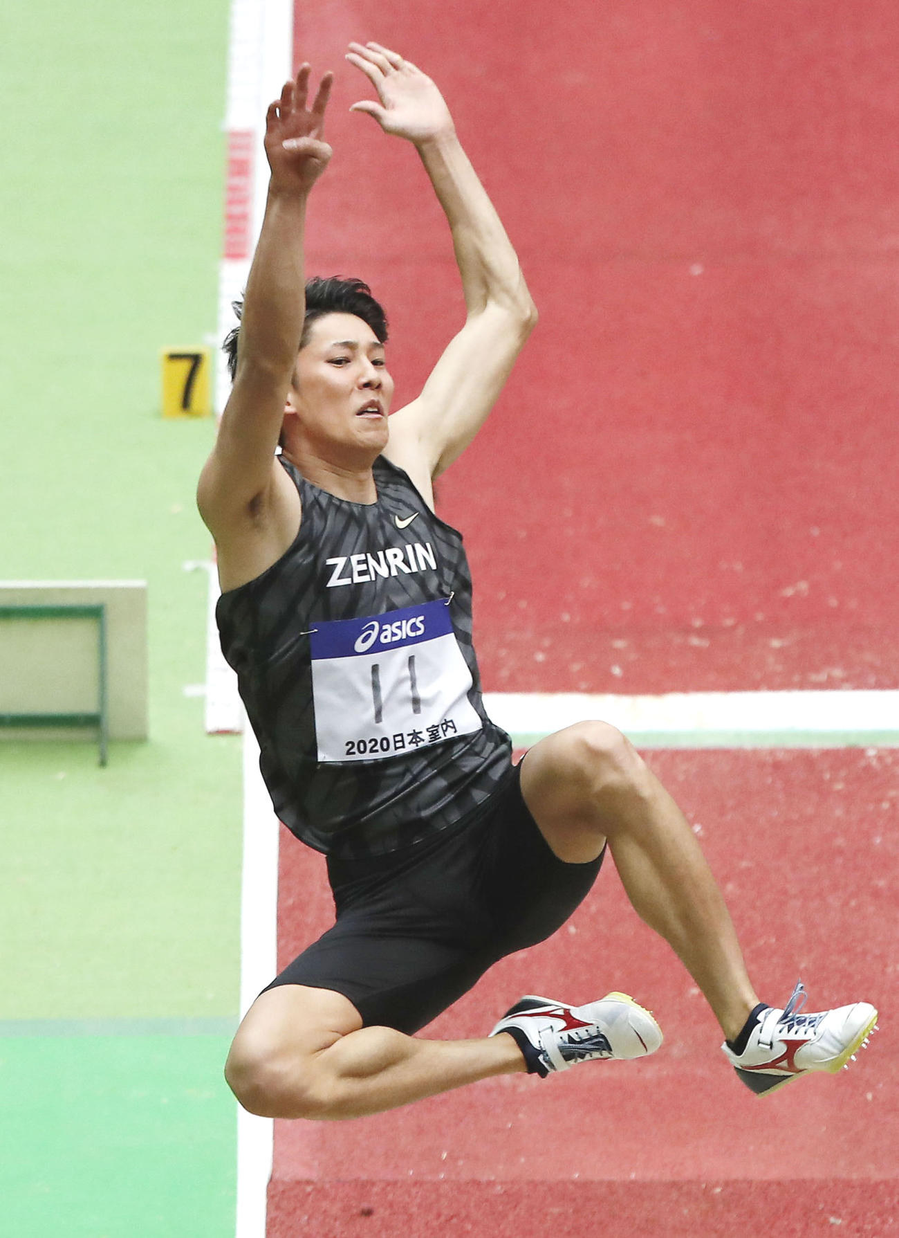 男子走り幅跳び　7メートル90で逆転優勝した城山正太郎（共同）