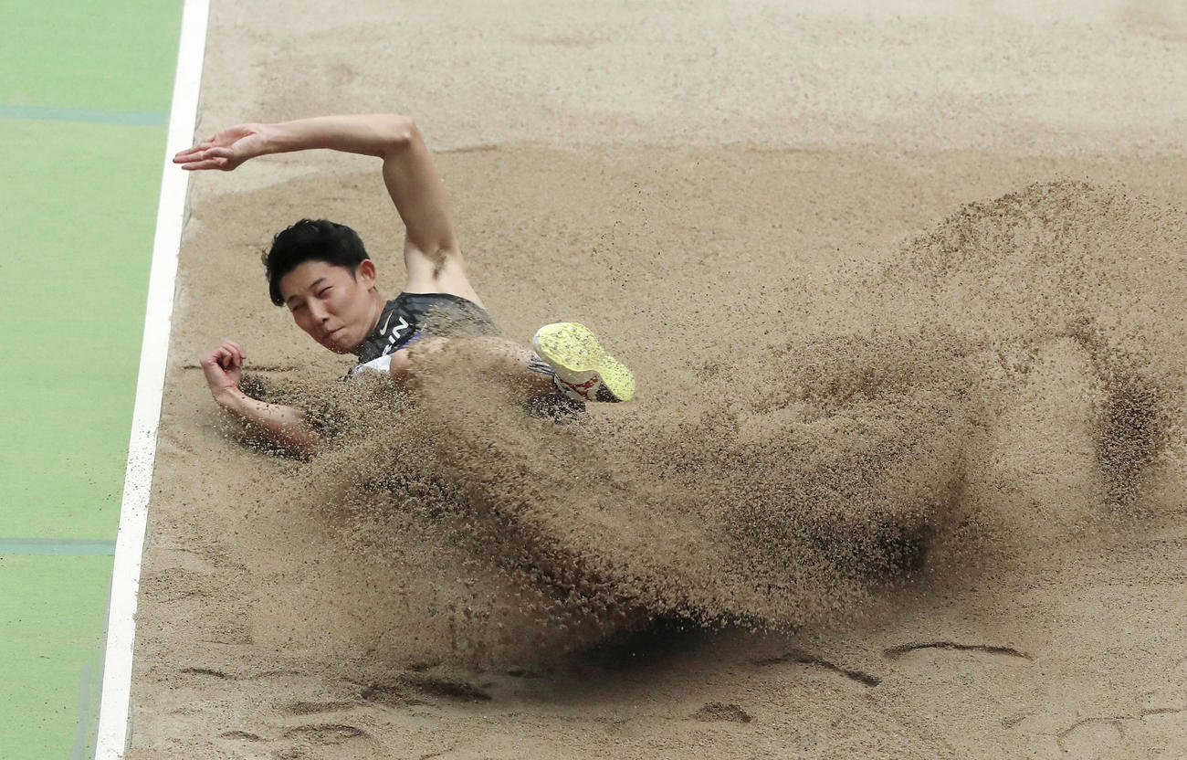 男子走り幅跳び　7メートル90で逆転優勝した城山正太郎（共同）