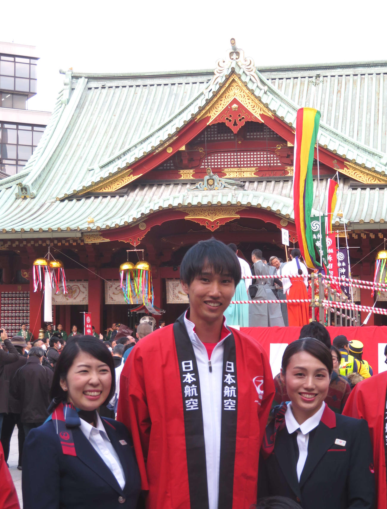 豆まきを行った後、笑顔を見せる戸辺（撮影・上田悠太）