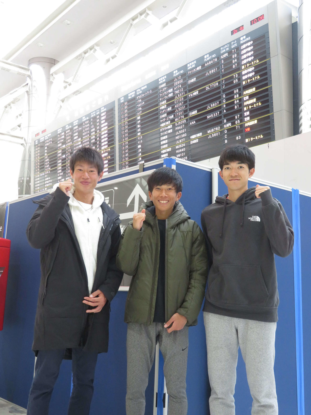 米国合宿に出発した左から中村、鈴木、下（撮影・上田悠太）