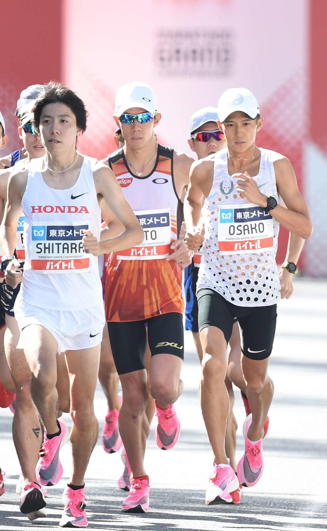 マラソン・グランドチャンピオンシップ（MGC）男子　スタートする選手たち。前列右手前から大迫傑、設楽悠太（19年9月15日撮影）