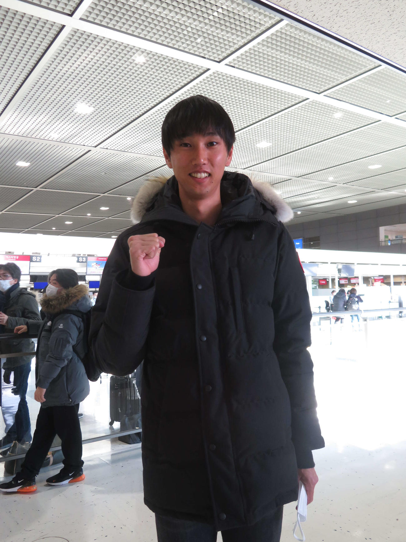 出国前に笑顔を見せる戸辺（撮影・上田悠太）