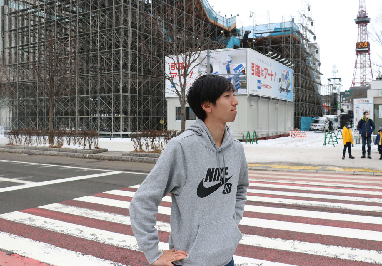 東京五輪のマラソンが行われる大通公園のコースを見つめる東海大・小松（撮影・浅水友輝）