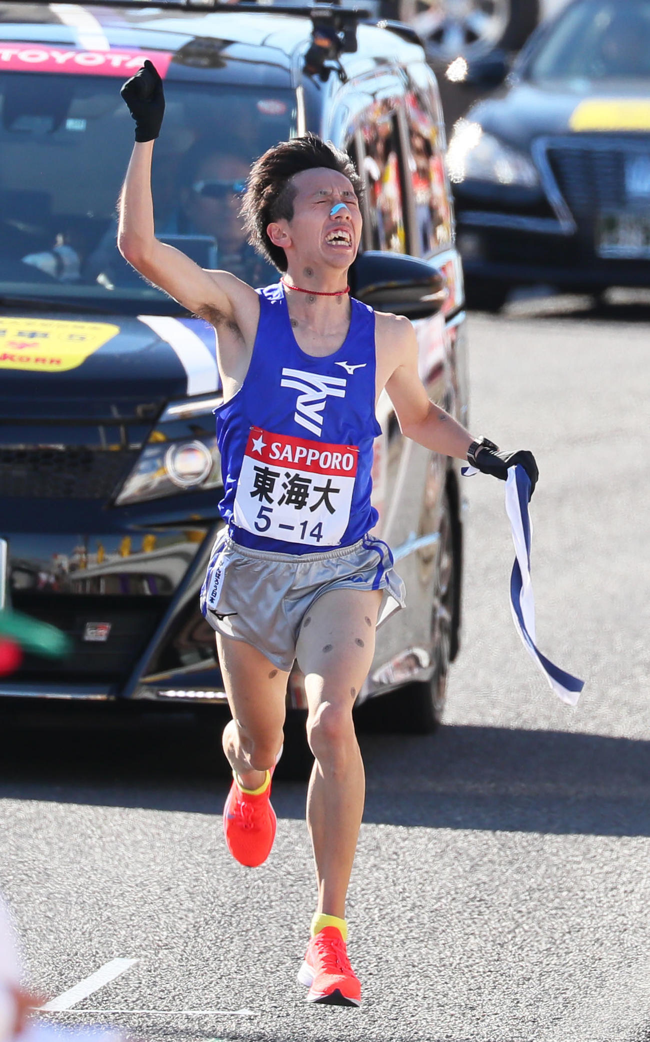19年1月3日、箱根駅伝8区で区間新の快走にガッツポーズする東海大の小松