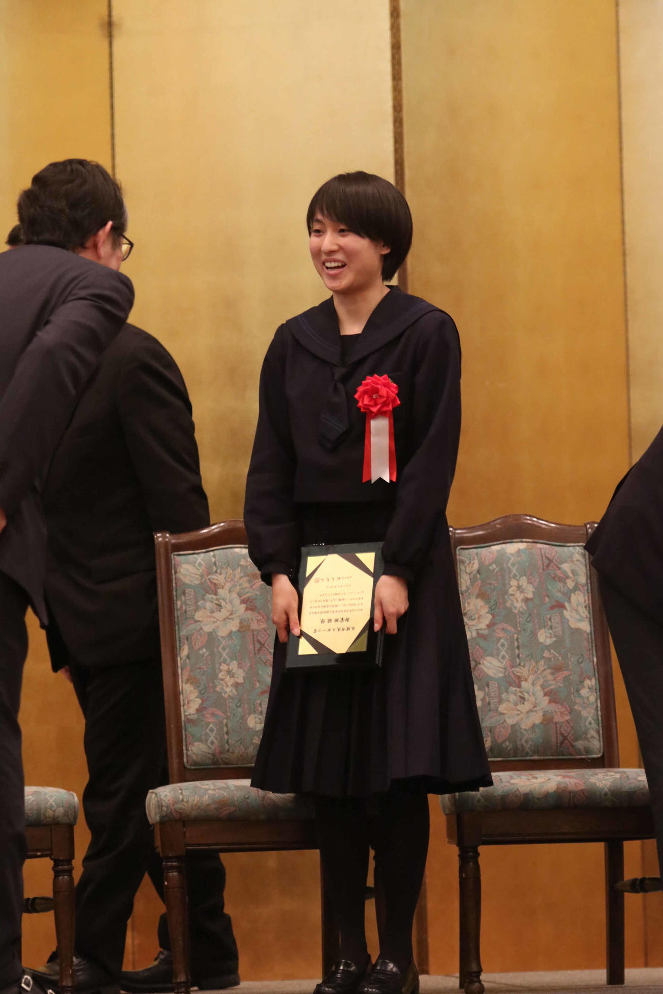 札幌市民スポーツ賞贈呈式で楯を手に笑顔を見せる御家瀬（撮影・西塚祐司）