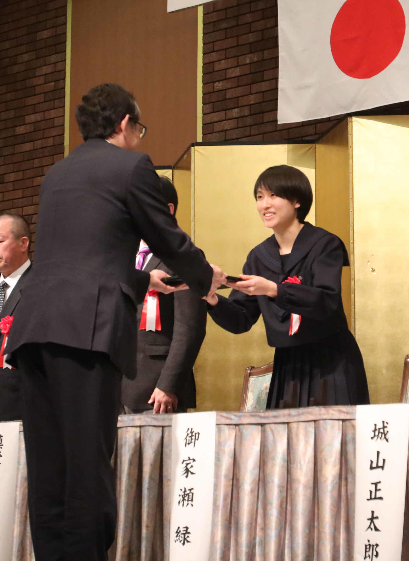 札幌市民スポーツ賞贈呈式で楯を受け取る御家瀬（右）（撮影・西塚祐司）