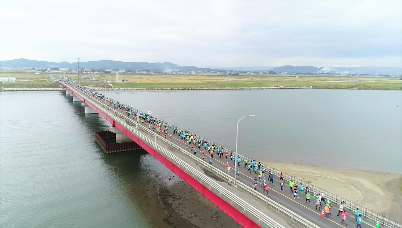 東北・みやぎ復興マラソンで亘理大橋を走るランナーたち