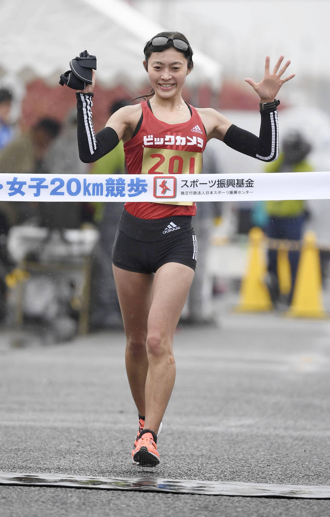 女子20キロで6連覇を果たし、東京五輪代表に内定した岡田久美子（共同）