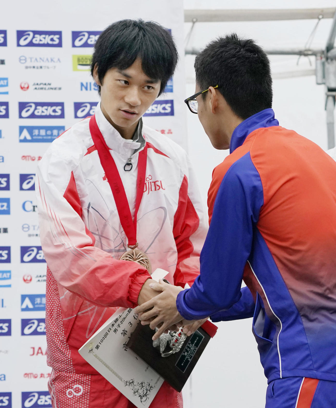 優勝した山西利和（右）と握手する3位の高橋英輝（共同）