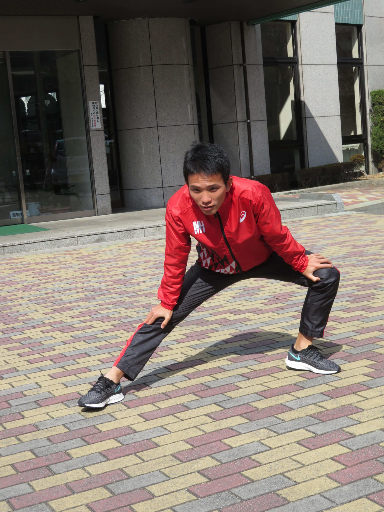 準備運動をする井上（撮影・上田悠太）