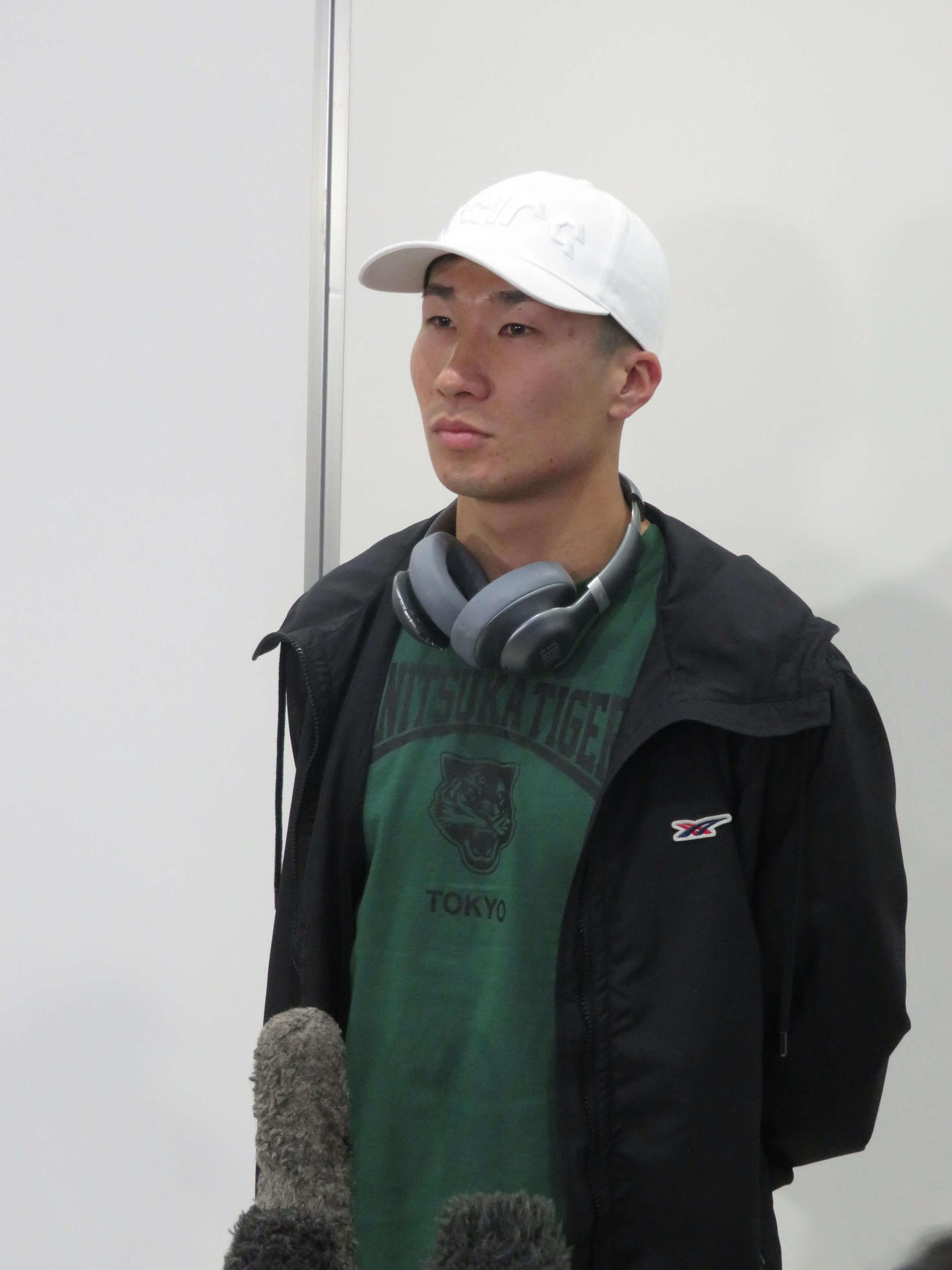 オーストラリアへ出国前に取材に応じる桐生（撮影・上田悠太）