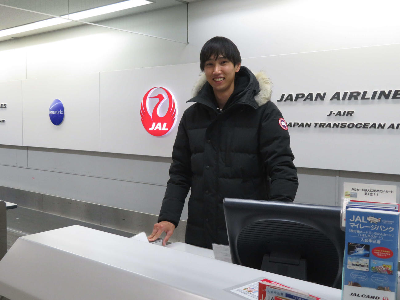 日本航空の上司に促され、カウンターの中に入り、笑顔を見せる戸辺（撮影・上田悠太）