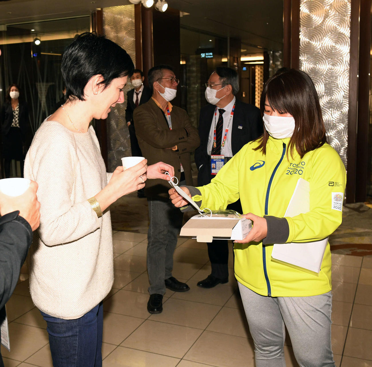 東京マラソン2020　プレスカンファレンスの会場入口ではマスクが配られた（撮影・滝沢徹郎）