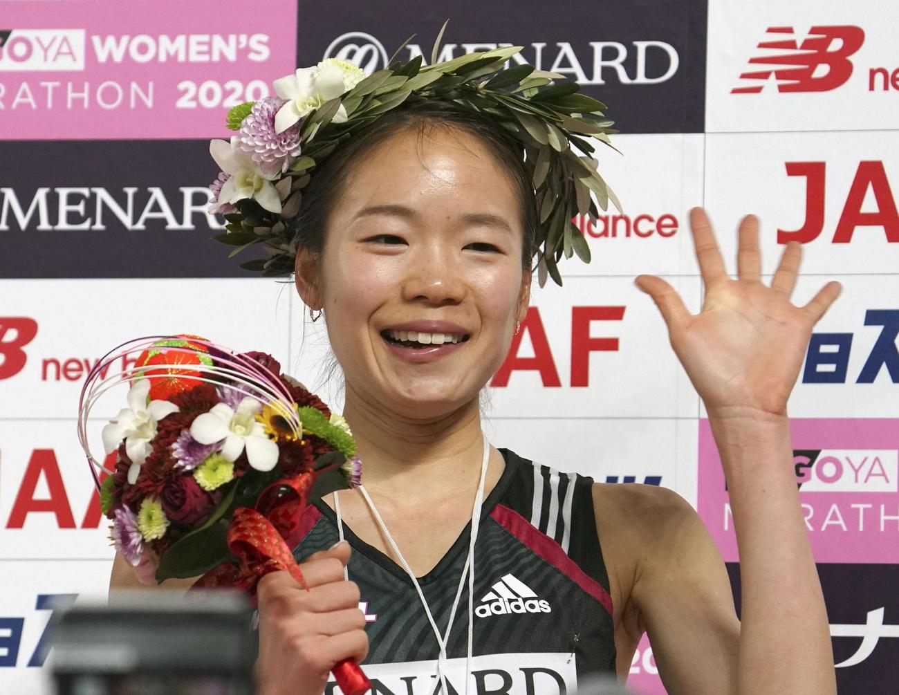 名古屋ウィメンズマラソンで優勝し、インタビュー後に笑顔で手を振る一山麻緒（共同）