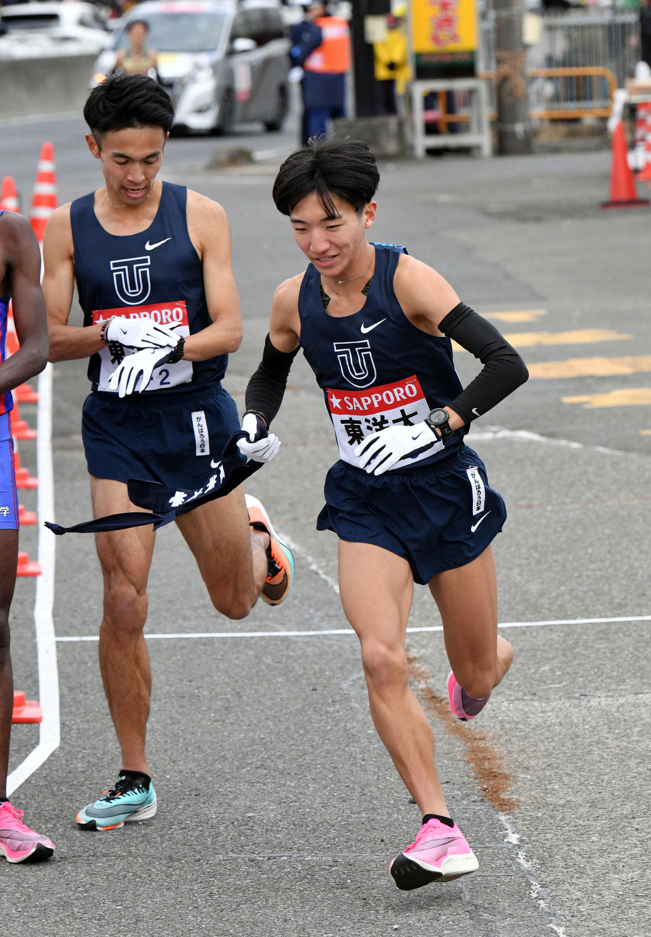 20年1月2日第96回箱根駅伝、戸塚中継所でたすきリレーする東洋大2区相沢（左）と3区吉川