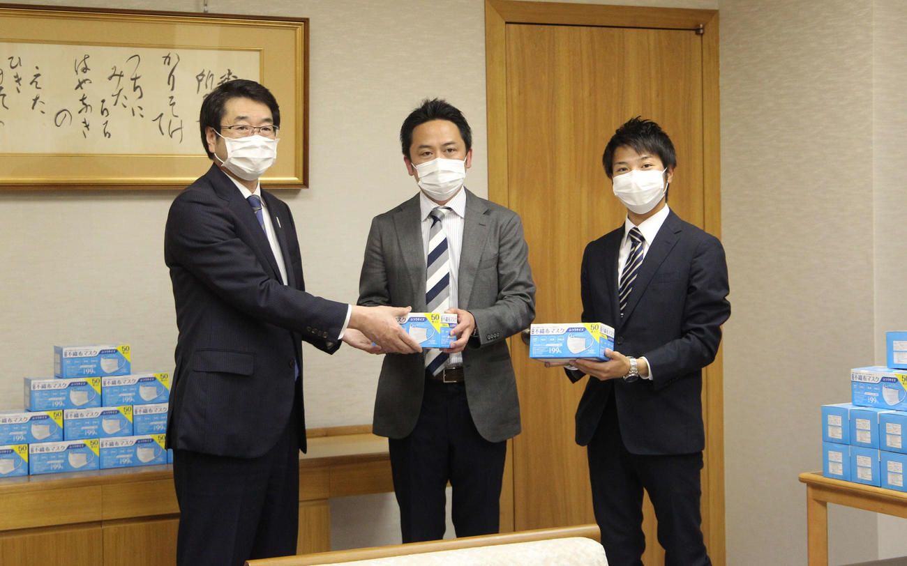 中原新潟市長（左）にマスクを寄贈した新潟アルビレックスRC大野社長（中央）と50キロ競歩の小林