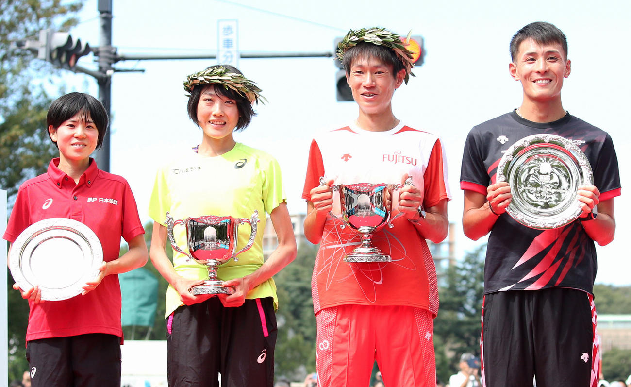 MGCで五輪代表を決め表彰式で笑顔を見せる、左から女子2位の鈴木亜由子、1位の前田穂南、男子1位の中村匠吾、2位の服部勇馬（2019年9月15日撮影）