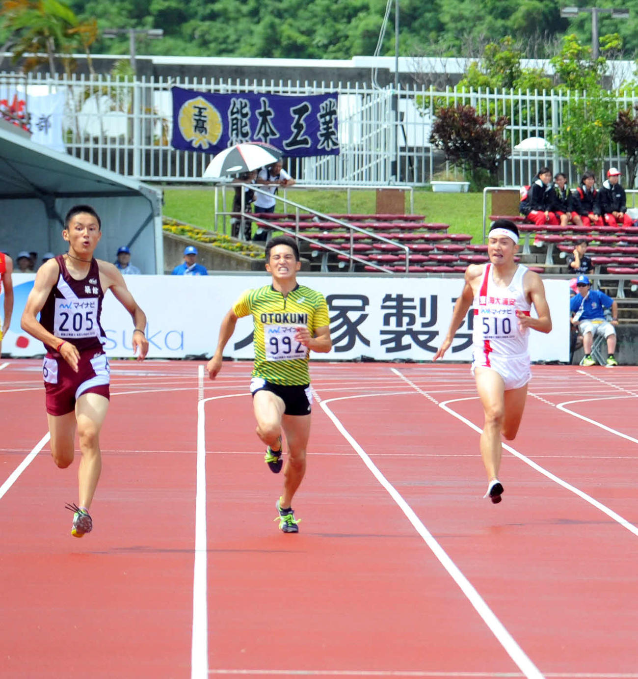 昨年8月7日、沖縄での全国総体で200メートルも制し、男子陸上短距離2冠を達成した築館・鵜沢（左）