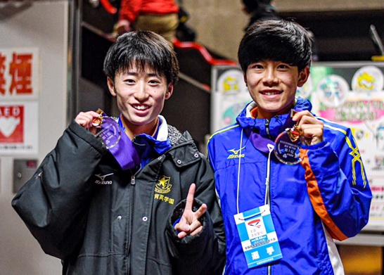 昨年12月の全国高校駅伝で仙台育英の優勝に貢献した喜早（左）と吉居（本人提供）