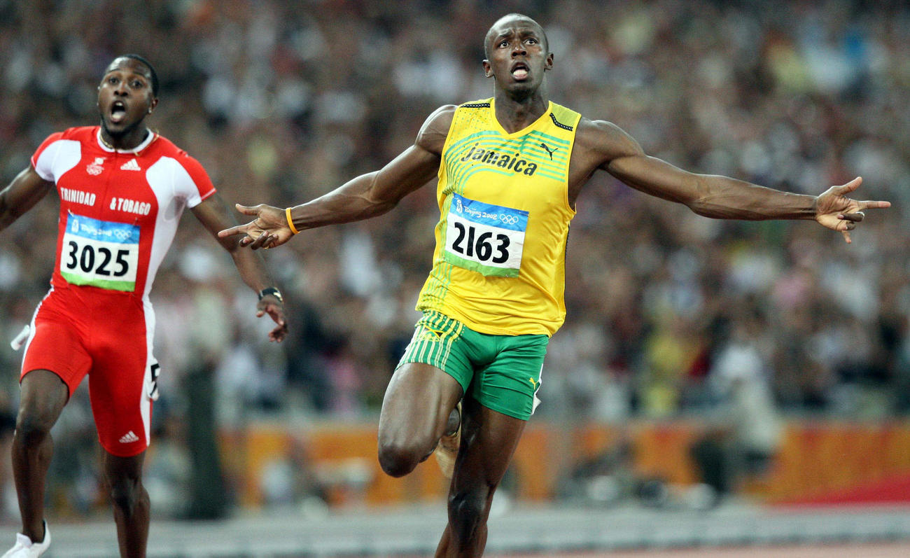 08年8月、北京五輪陸上男子100メートル決勝、9秒69の世界新記録でゴールするウサイン・ボルト（右）
