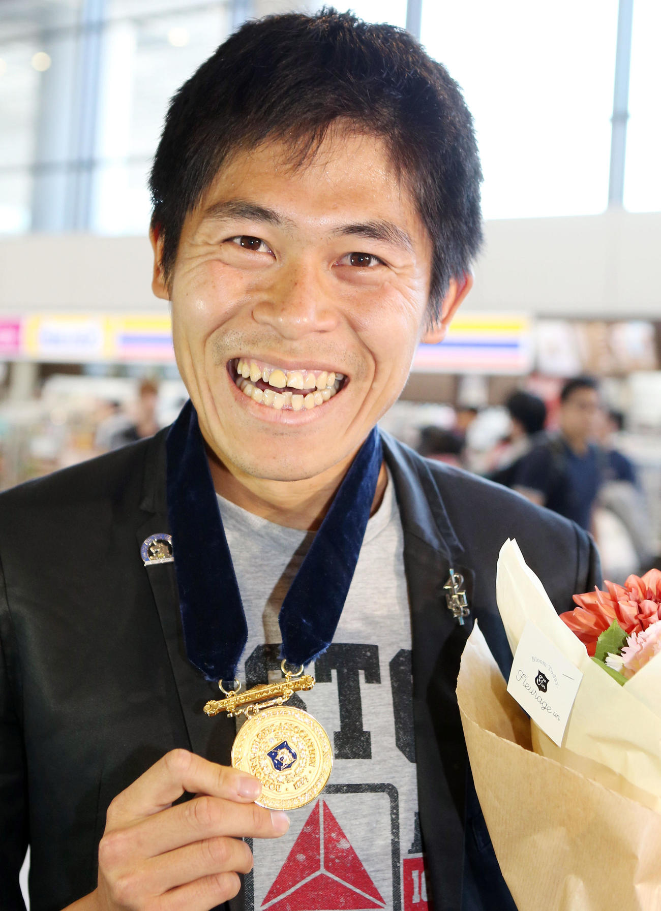 18年4月19日、ボストンマラソンの優勝メダルを手に満面の笑みを見せる川内