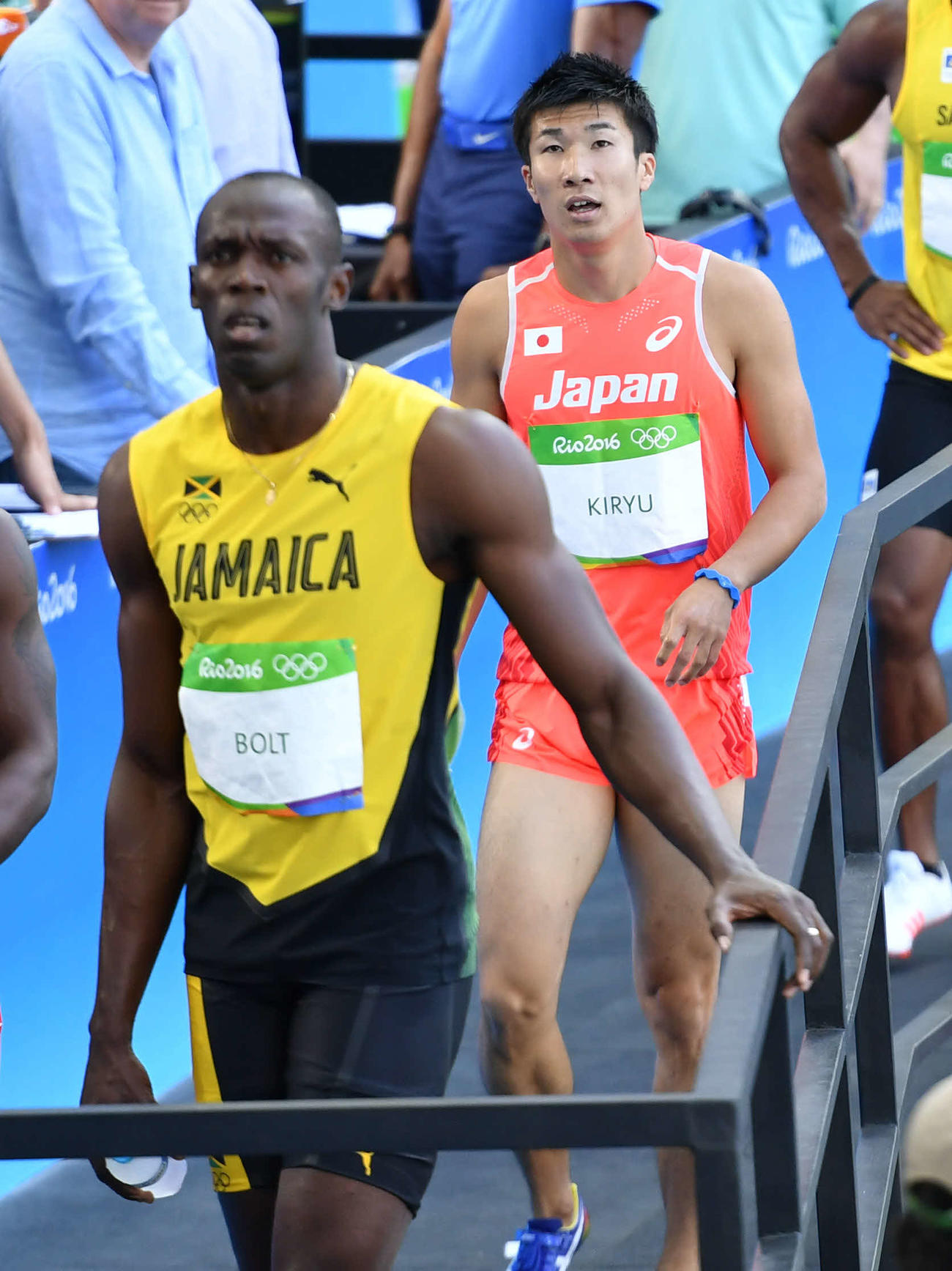 リオデジャネイロ五輪、男子100メートル1次予選7組　同組4位となりミックスゾーンに向かう桐生。手前はボルト（2016年8月13日撮影）