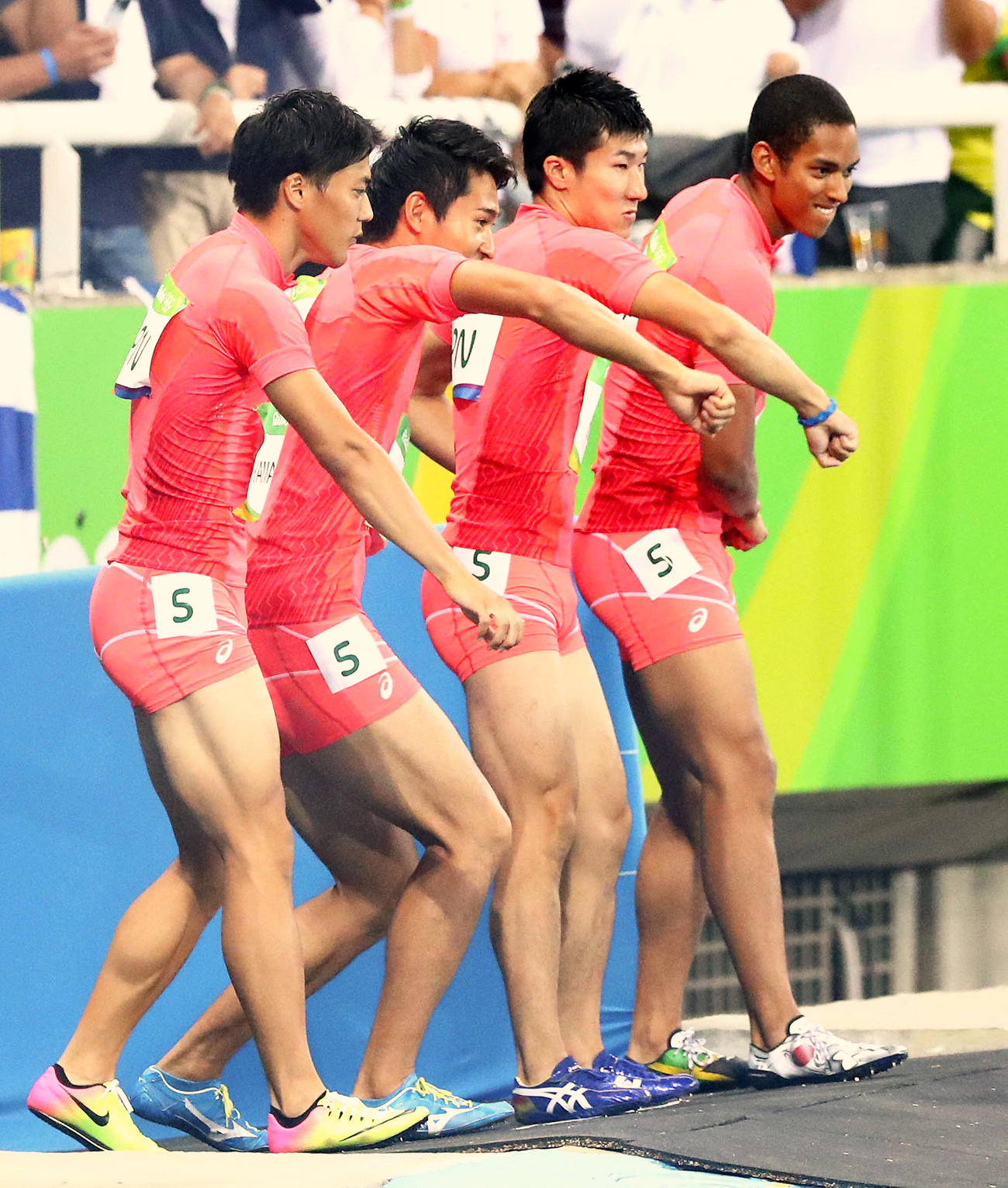 リオ五輪の陸上男子400メートルリレー決勝で、侍ポーズを決める日本代表。左から山県亮太、飯塚翔太、桐生祥秀、ケンブリッジ飛鳥（2016年8月19日撮影）