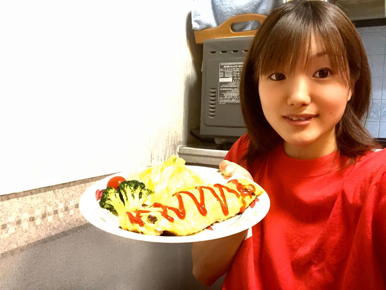 オムライスを作り、笑顔の土井（本人提供）