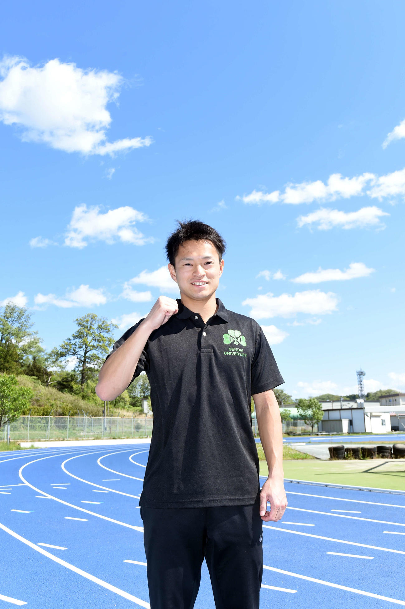 陸上競技場でガッツポーズをする仙台大・佐々木