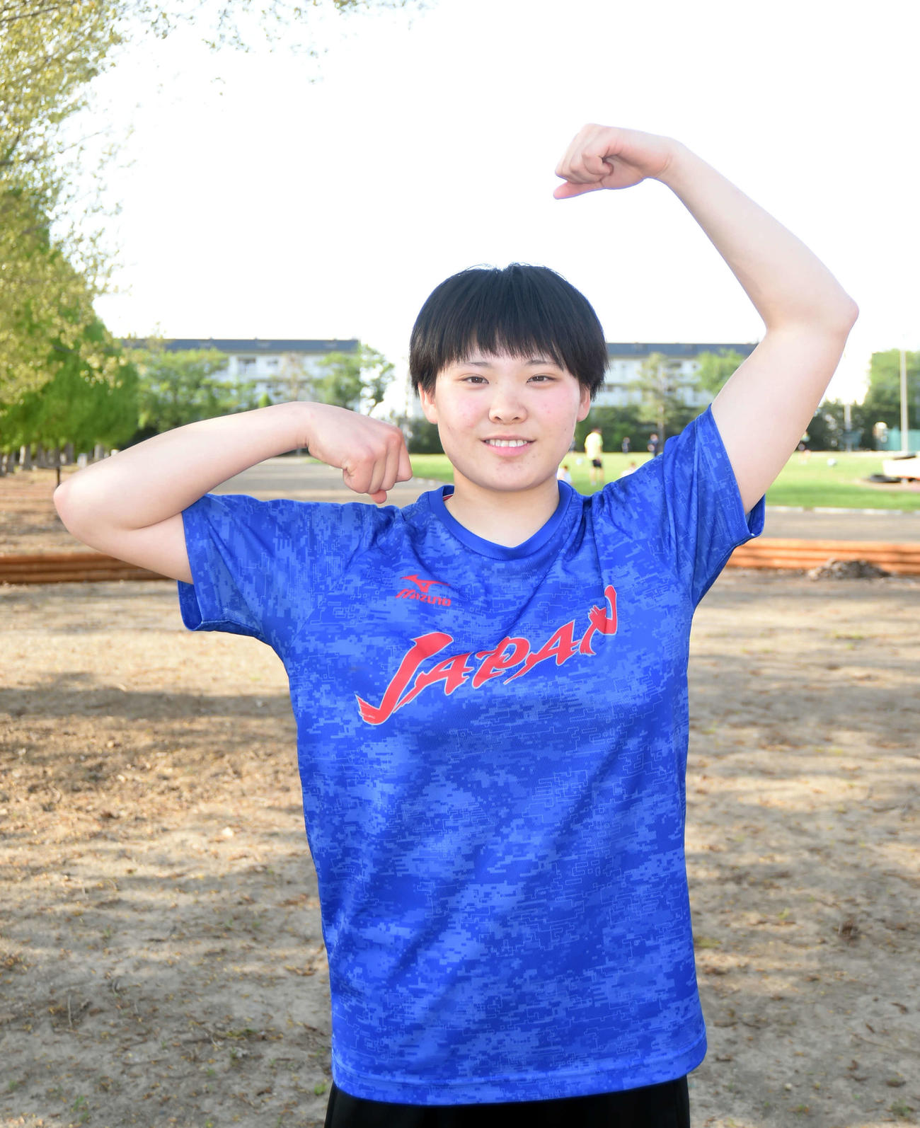 青森県の形を示す「青森ポーズ」をする弘前実・村上（撮影・相沢孔志）