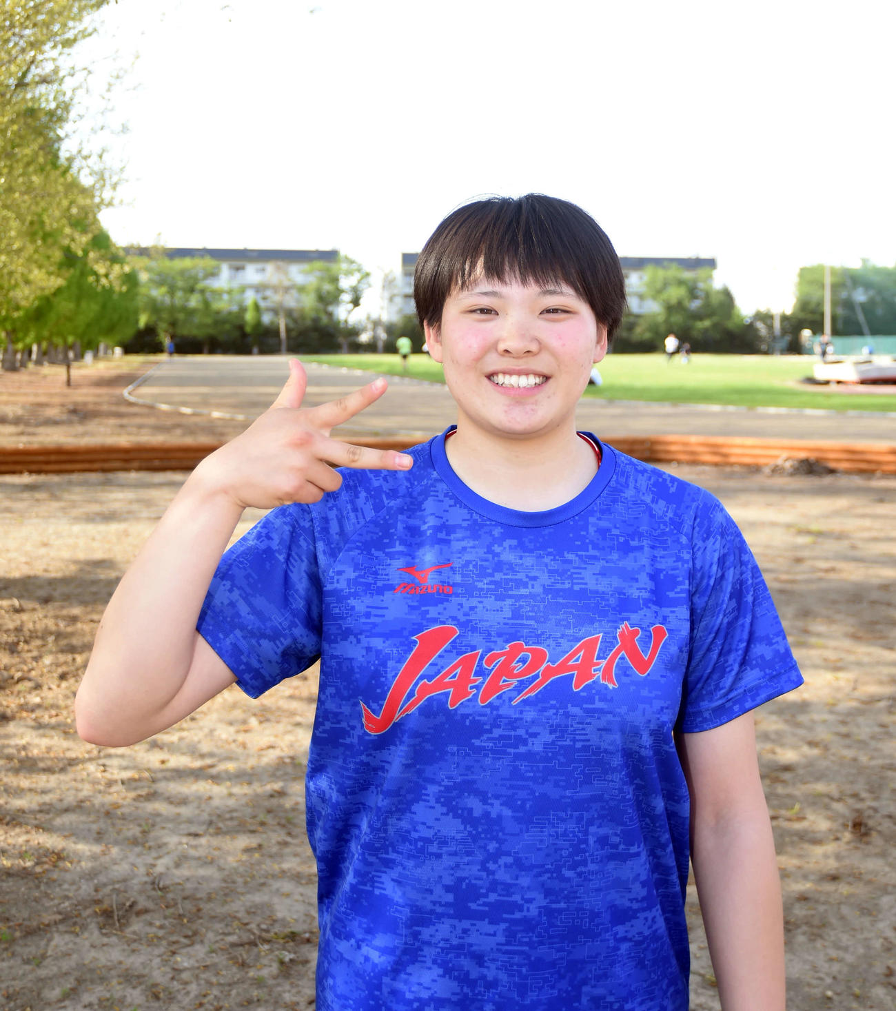 倉水監督の頭文字「K」ポーズをした弘前実・村上（撮影・相沢孔志）